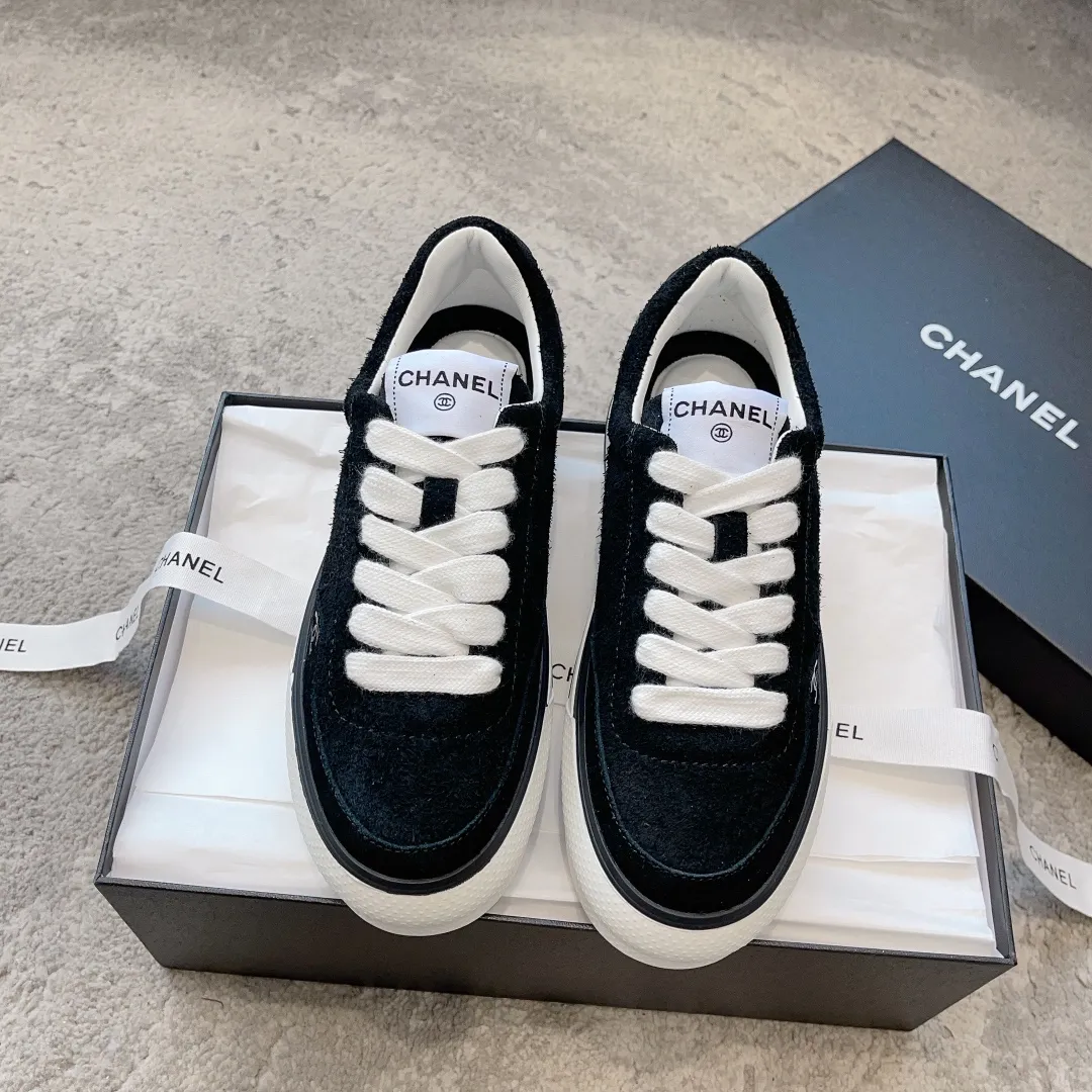 👟👟Ex-factory price 520👟👟 Chanel 23b new panda shoes C's new casual white shoes sneakers There is a reason why these shoes are so popular 🔥 They are so comfortable. They are a shoe that coexists with comfort, beauty and versatility. You can easily walk ten thousand or twenty thousand steps without any pressure. The original development last shape is delicate and stylish, and you are not afraid of wide feet. It will not make your feet fat, and it looks good and comfortable on your feet! It feels very light on the feet! Comfortable and breathable! Super whitening‼ ️It’s really a perfect match. Upper: first-layer cowhide/➕sheepskin lining. Exclusive 1:1 original customization [different from market currency‼ ️】The foot pads are made of imported mixed sheepskin, which is breathable and comfortable! ✔ T👟👟Ex-factory price U outsole exclusive original development private model! Differentiating the market rubber outsole‼ ️✔ Size: 35-39 (40 orders cannot be returned or exchanged)